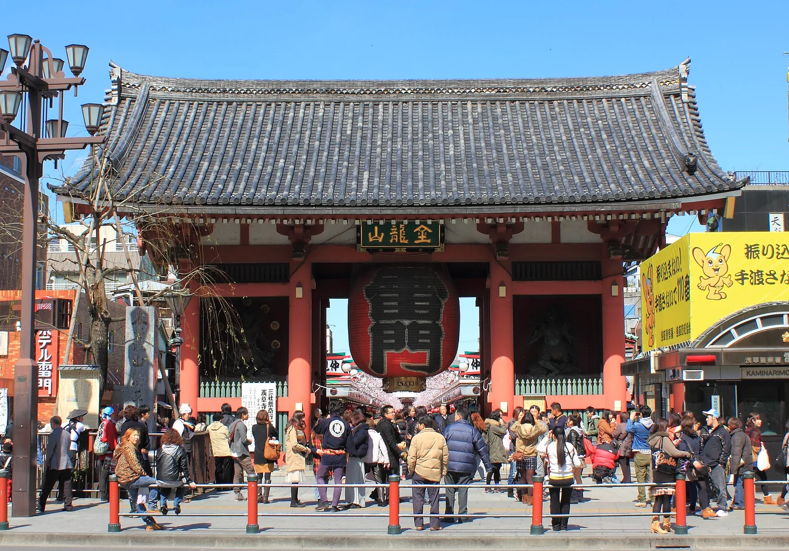 Kaminarimon, the outer gate of Senso-ji temple in Asakusa, with its large red lantern and a dense crowd of visitors in front of it.